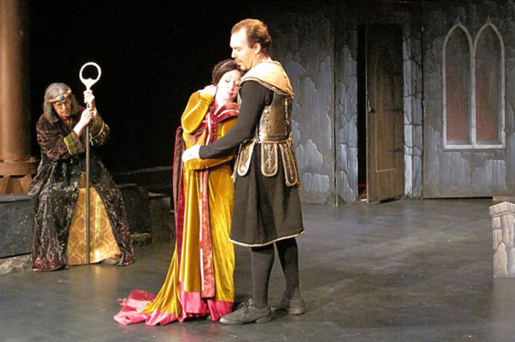 Lynnette Owens as Fiora in L'amore dei tre re